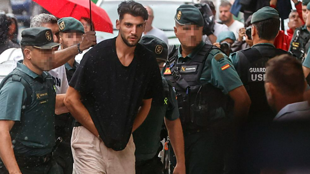 Rafa Mir, el 5 de septiembre, a su llegada a los juzgados de Llíria, custodiado por la Guardia Civil.