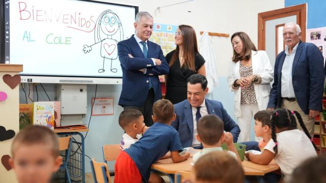 Juanma Moreno y José Luis Sanz junto a los alumnos del CEIP Juan Ramón Jiménez de Sevilla.