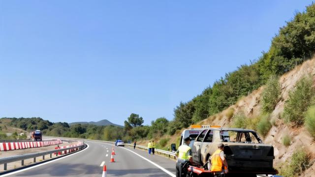 Un turismo con dos ocupantes arde en A-52 cerca de Allariz (Ourense)