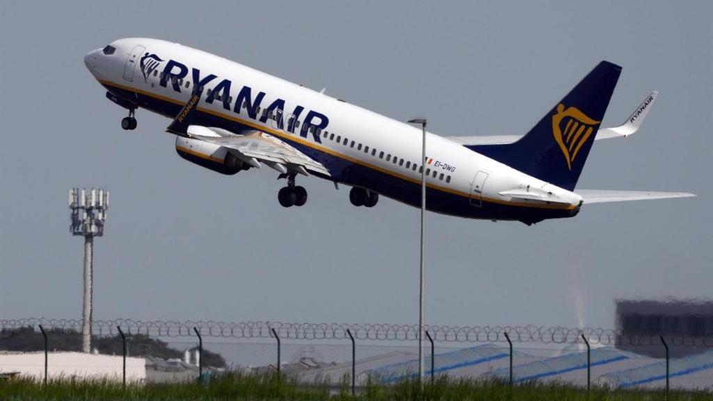 Imagen de archivo de un avión de Ryanair despegando.