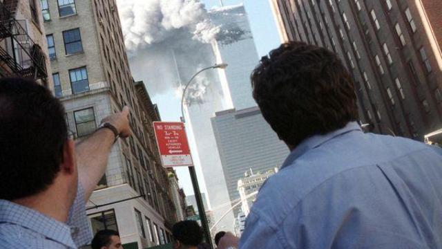 Neoyorquinos sorprendidos por el atentado de Al Qaeda contra las Torres Gemelas en 2001.