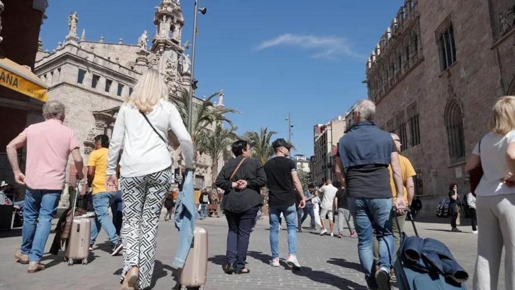 Turistas con maletas en Valencia, imagen de archivo. Efe / Manuel Bruque