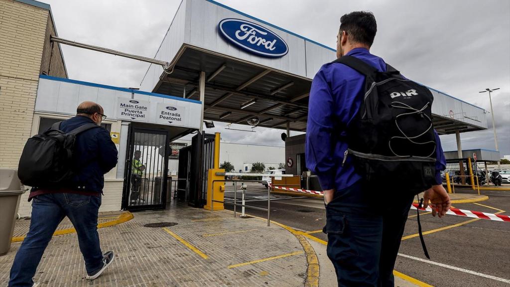 Trabajadores entrando a la fábrica de Ford Almussafes. Rober Solsona / Europa Press