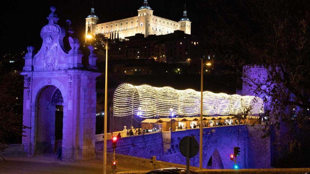 El túnel de luces del puente de Alcántara podrá este año cambiar continuamente de color.