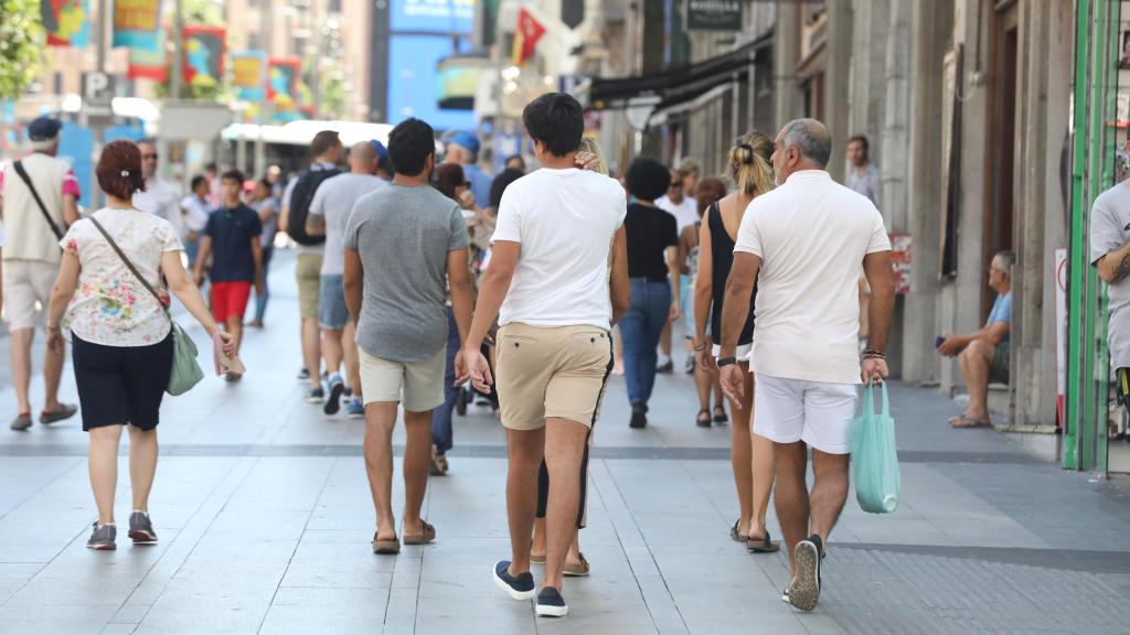 Un grupo de personas paseando en la Gran Vía.