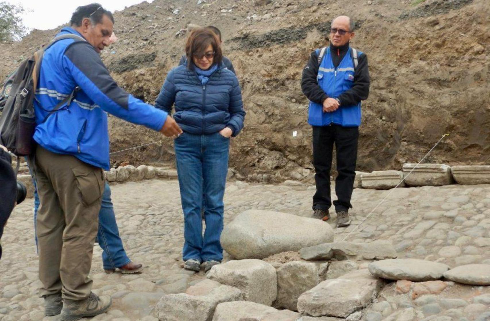 Equipo de técnicos junto a la directora Iovana Jaramillo en el yacimiento.