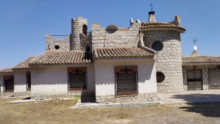 La espectacular casa con forma de castillo que se vende en Toledo capital: piscina, bodega, biblioteca...