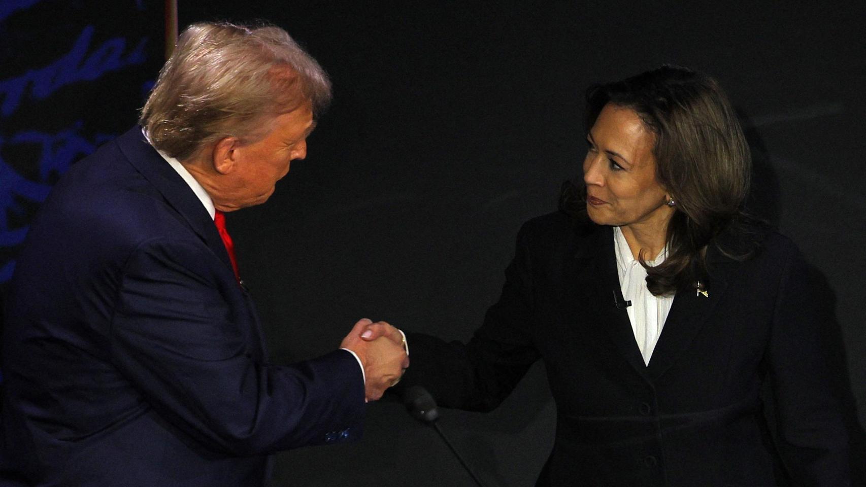 Donald Trump y Kamala Harris se saludan a su llegada al debate de la cadena ABC.