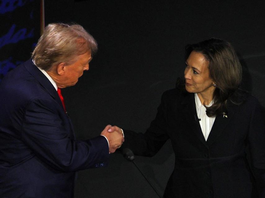 Donald Trump y Kamala Harris se saludan a su llegada al debate de la cadena ABC.