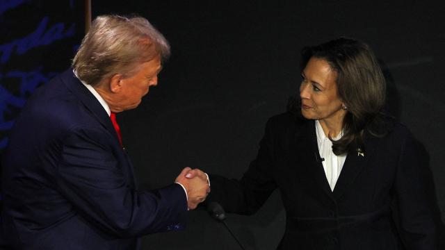 Donald Trump y Kamala Harris se saludan a su llegada a un debate