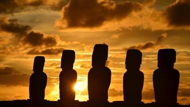 Atardecer en Ahu Tongariki, Rapa Nui.