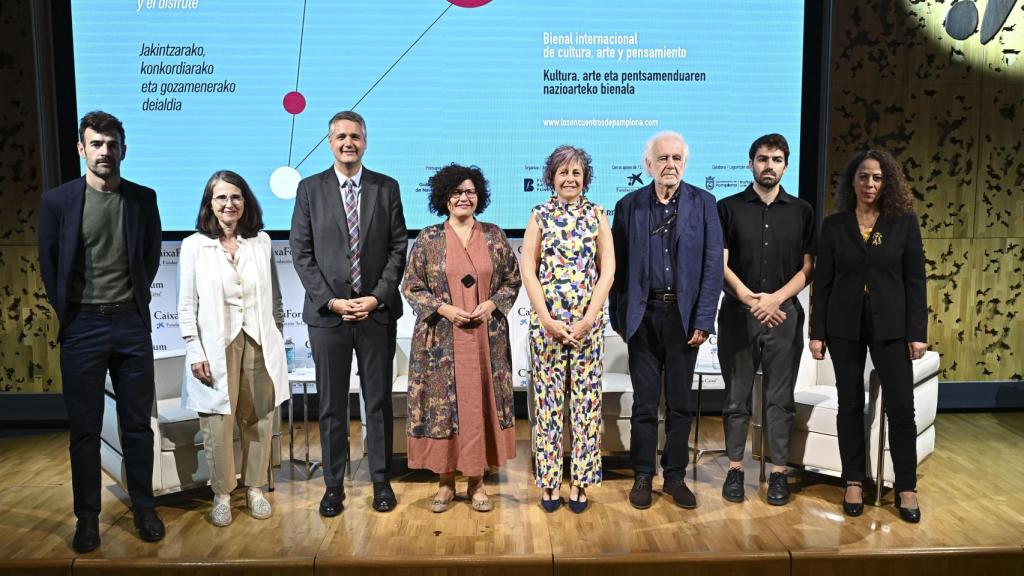 De izquierda a derecha: Rubén Jauquicoa, director de Fundación Baluarte; Nimfa Bisbe, comisaría de arte y directora de la colección de arte contemporáneo en Fundación “la Caixa”; Ignacio Apezteguía, director general de Cultura; Isabel Fuentes, directora CaixaForum Madrid; Rebeca Esnaola, consejera de Cultura, Deporte y Turismo; Ramón Andrés, Edual Espluga y Berta Ares, subdirectora de programa de Encuentros. Foto: CaixaForum Madrid