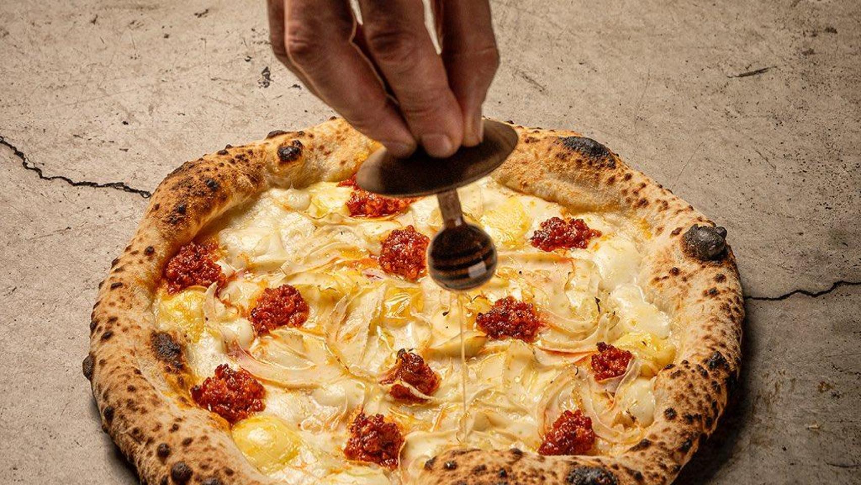 Pizza de sobrasada, queso Mahón, hinojo silvestre, miel y 'mozzarella'.