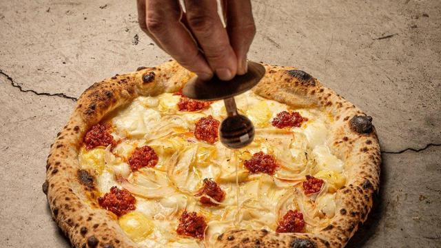 Pizza de sobrasada, queso Mahón, hinojo silvestre, miel y 'mozzarella'.