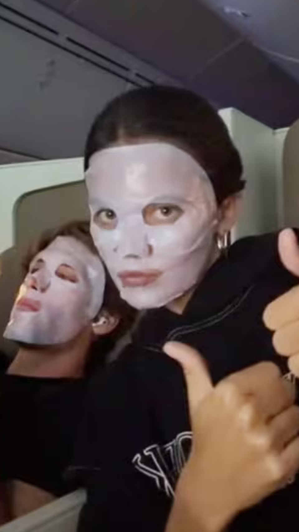 Nacho Aragón y Beatriz Gimeno, con una mascarilla durante el vuelo.