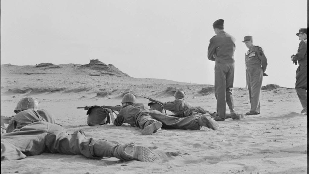 General Salan en Argelia supervisando ejercicios de tiro entre 1955 y 1960.