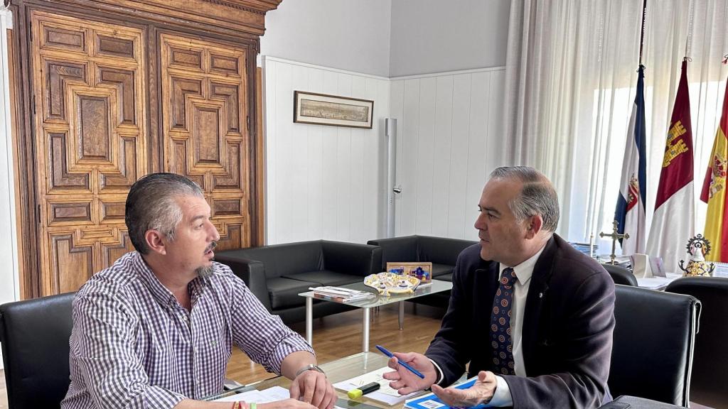 Gerardo Sánchez, concejal delegado de Talavera Ferial, junto al alcalde José Julián Gregorio.