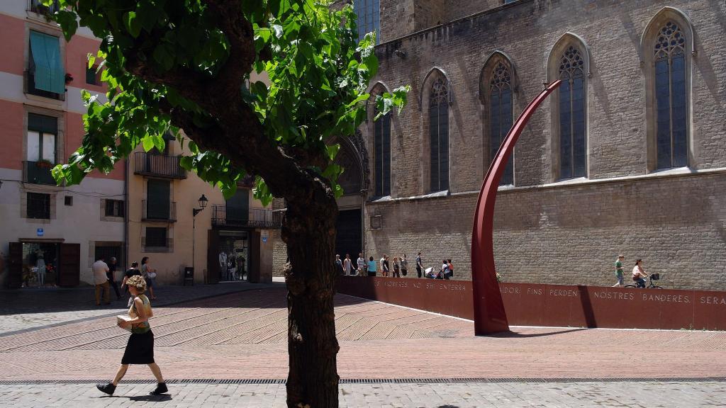 Monumento en la plaza Fossar de les Moreres.