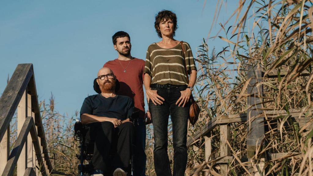 Javier Cámara (Tomás Hernández), Dario Loureiro (Tacho) y Mónica López (Maite Estévez) en la tercera temporada de 'Rapa'. Foto: Jaime Olmedo