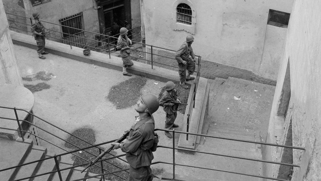 Ejército francés en el barrio árabe de Argel en 1957.