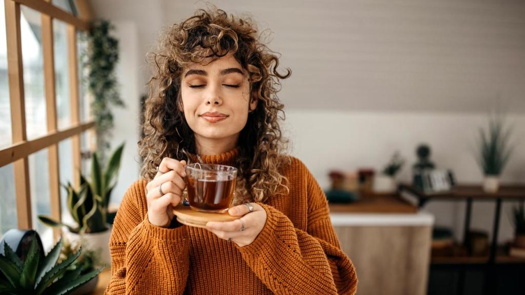 Mujer disfrutando de una infusión.