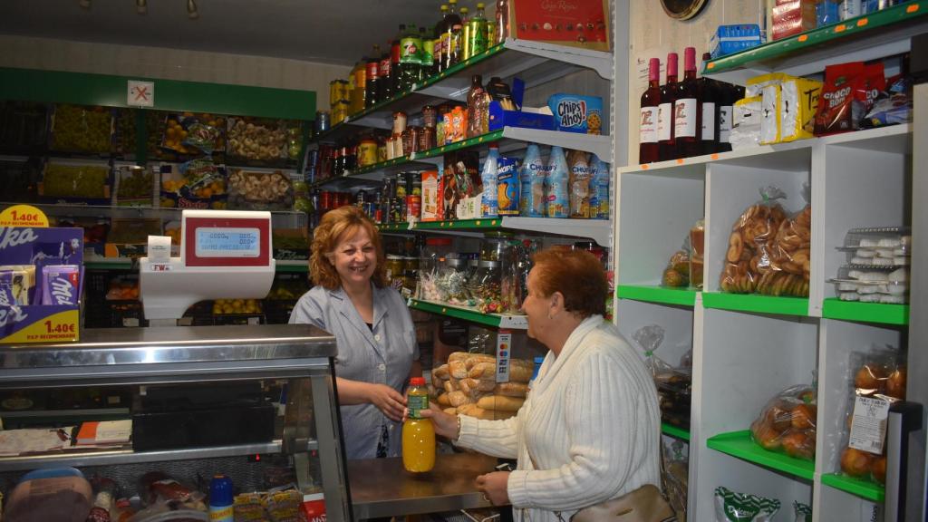 Lourdes atendiendo a una clienta con la mejor de sus sonrisas