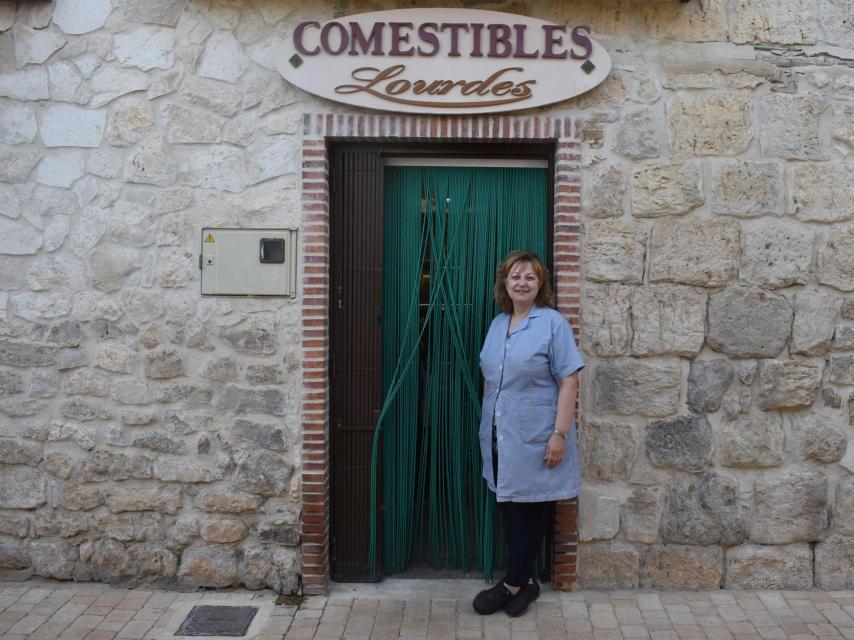 Lourdes en su tienda de Cigales