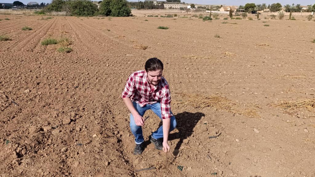 El periodista toca la tierra seca de una plantación en La Unión (Murcia).