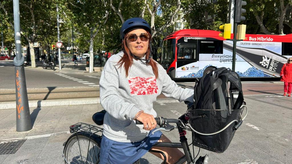 Mercedes Ascaso, zaragozana que ha circulado en bici esta mañana.