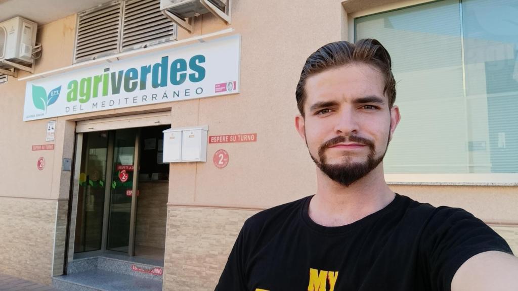 El periodista se fotografía frente a las oficinas de Agriverdes del Mediterráneo en Torre Pacheco.