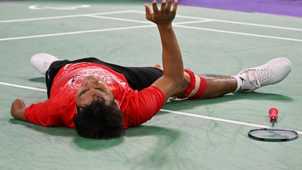 Suryo Nugroho, jugador de bádminton de Indonesia, se duele durante los Juegos Paralímpicos de París 2024.