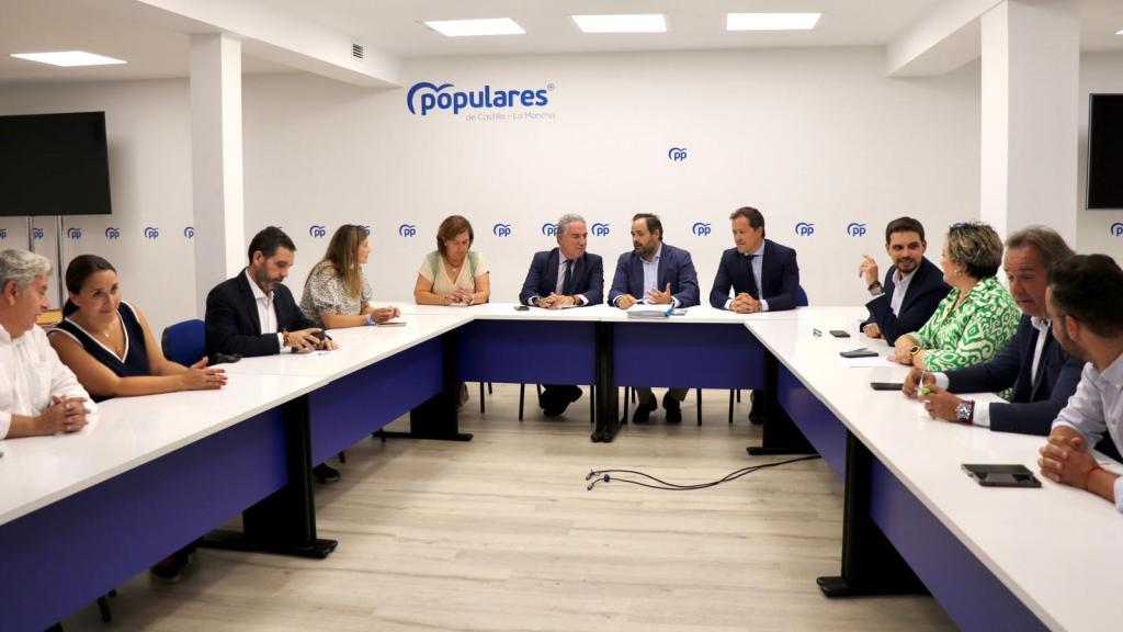 Elías Bendodo junto a dirigentes del PP de Toledo. Foto: PP.