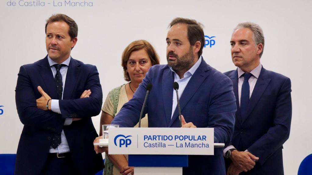 Paco Núñez, durante su discurso, junto a Carlos Velázquez, Concepción Cedillo y Elías Bendodo. Foto: PP.