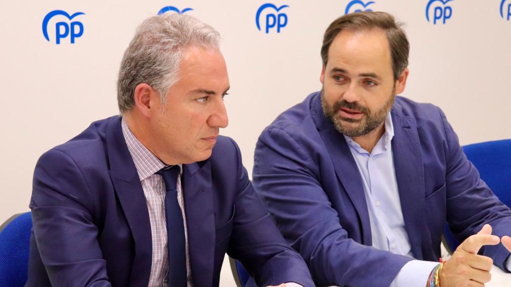 Elías Bendodo (izquierda) junto al presidente del partido en Castilla-La Mancha, Paco Núñez.