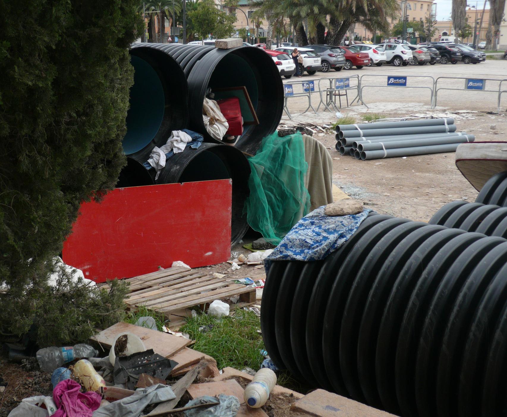 Imagen del asentamiento del barrio de Malvarrosa y los enseres tirados en el suelo. Raquel Granell