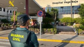 Un Guardia Civil en el Hospital de la Vega Baja.