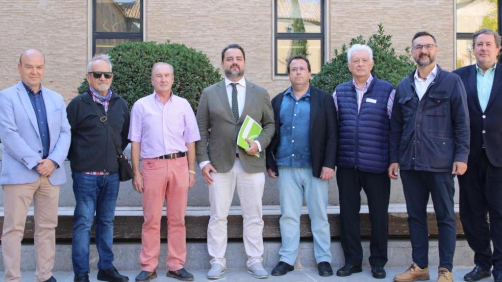 El diputado David Arraz junto a los portavoces de las asociaciones, este miércoles, en las Cortes de Aragón.