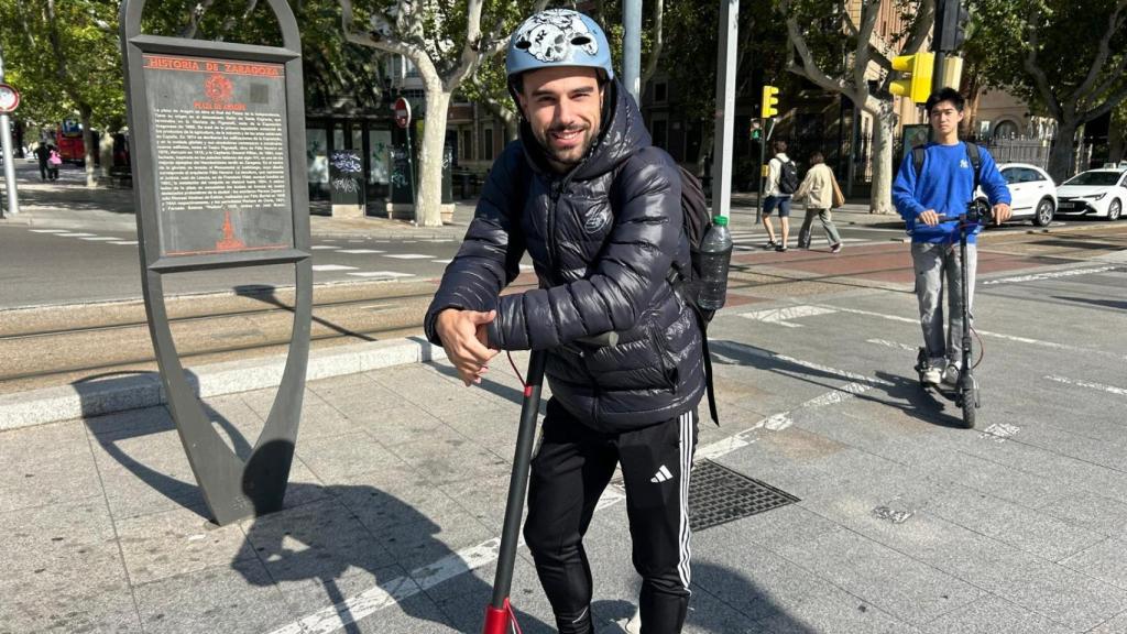 Varios zaragozanos en patinete eléctrico, este miércoles, en Zaragoza.