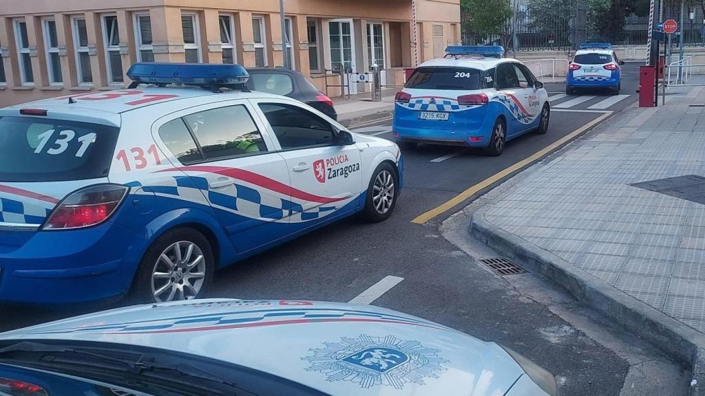 Coches de la Policía Local de Zaragoza, en una foto de archivo.