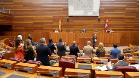 El Grupo Vox de las Cortes aplaude en pie al procurador Francisco Javier Carrera Noriega tras presentar la iniciativa