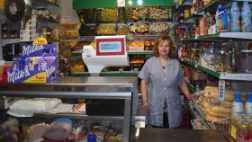 Lourdes en su tienda de Cigales con más de 40 años de historia