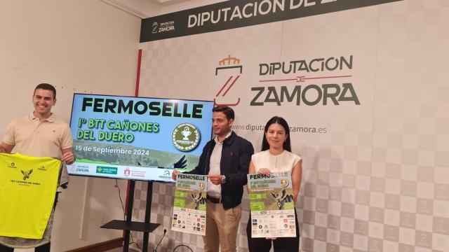 El diputado de Deportes y Juventud de la Diputación de Zamora, Juan Del Canto Sevillano; el concejal de Deportes del Ayuntamiento de Fermoselle, Arturo Seisdedos Ramos; y la técnico de Comunicación de la Fundación Caja Rural León Ourense Valladolid y Zamora, Laura Huertos Pérez