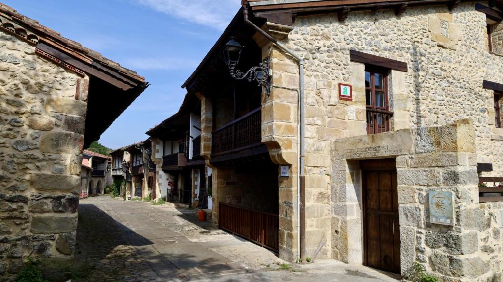 Las calles del pueblo de Ruiloba con sus casas que mantienen la arquitectura local.