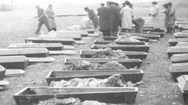 Trabajos de exhumación y reconocimiento de los asesinados en Soto de Aldovea (Madrid) durante la Guerra Civil Española para ser enterrados en el nuevo cementerio de Paracuellos.