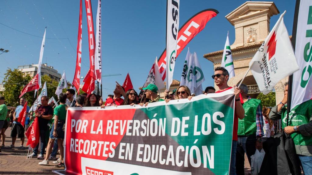 Por la reversión de los recortes en educación, podía leerse en la pancarta desplegada en Albacete.