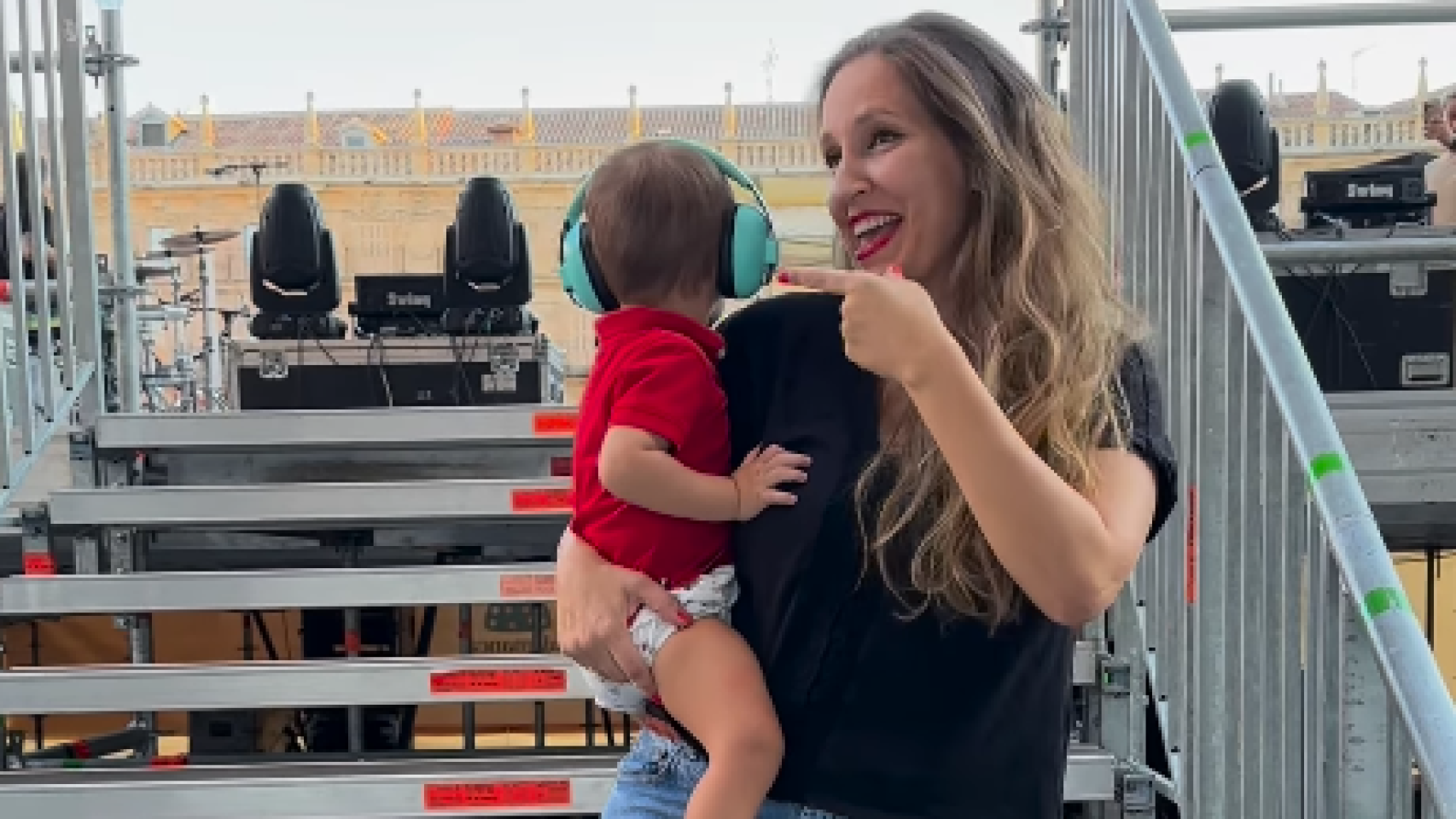 María Toledo y su hijo Vicente se cuelan en el concierto de Camela en Salamanca