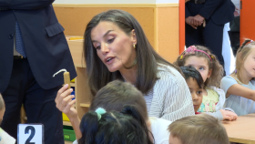 La reina Letizia visita un colegio de Azuqueca de Henares (Guadalajara) en el inicio del curso escolar