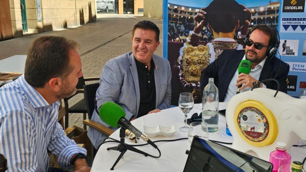 Javier Ruiz, en su programa de Onda Cero con sus invitados en la Feria de Albacete. Imagen: Fundación Toro de Lidia.