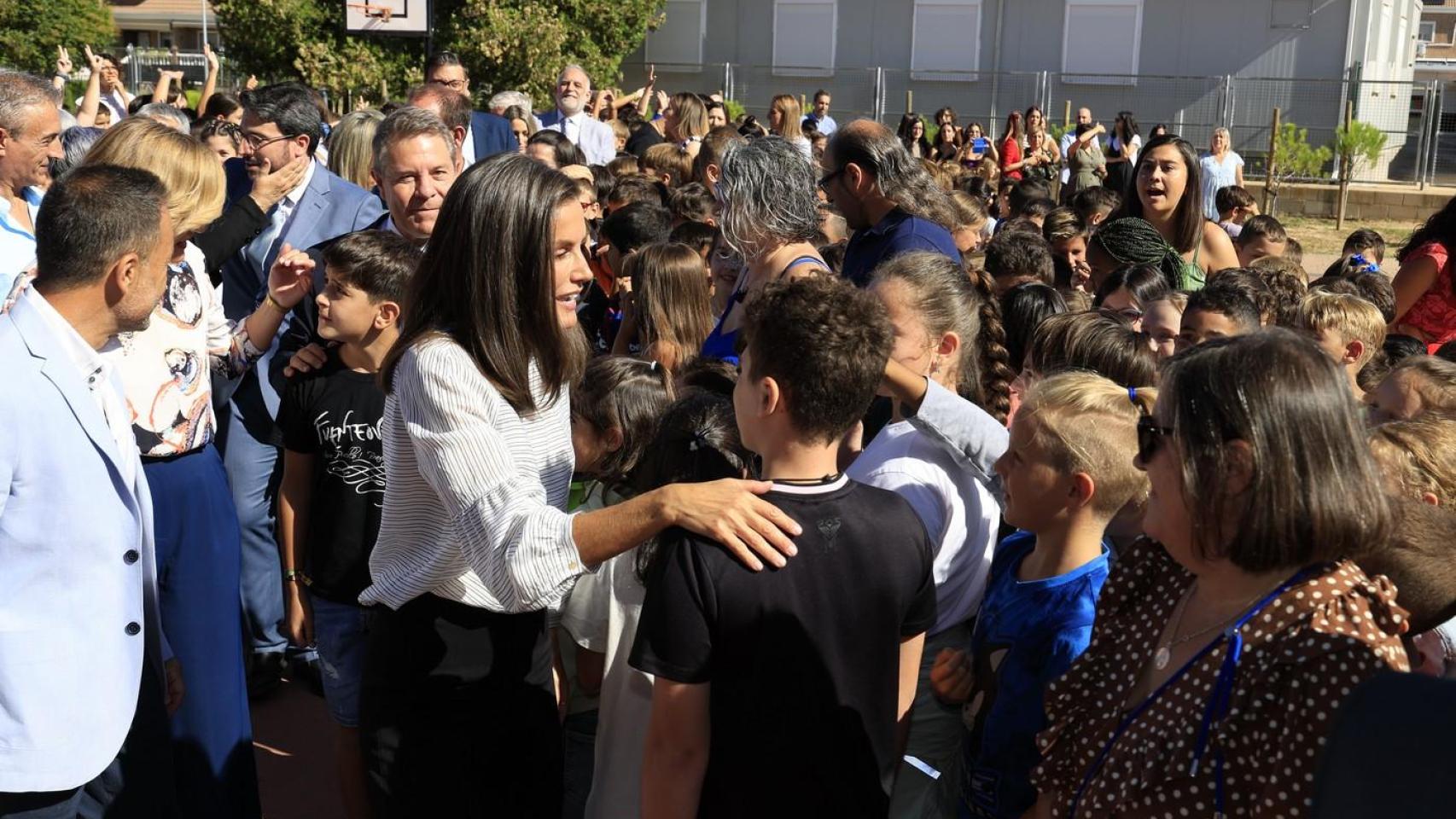 Las mejores imágenes que ha dejado la visita de la reina Letizia al CEIP 'Maestra Plácida Herranz' de Azuqueca