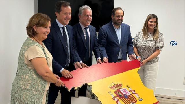 Elías Bendodo, coordinador autonómico y local del PP, y Paco Núñez, barón castellano-manchego, este miércoles en Toledo.